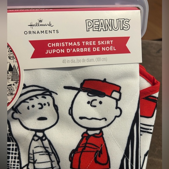 NWT Hallmark’s Peanuts Christmas Tree Skirt - Picture 2 of 6